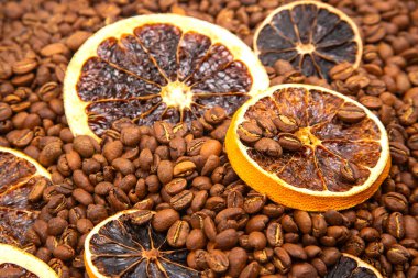 Kurutulmuş portakal segmentlerinin zengin kahve çekirdeklerini kapladığı duyusal bir zevk. kahve aroması ve tat tanımlayıcıları