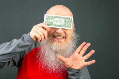 Büyük beyaz sakallı kel adam elinde bir dolar tutuyor. Finansal ekonomi konsepti. yoksulluk ve gıda krizi