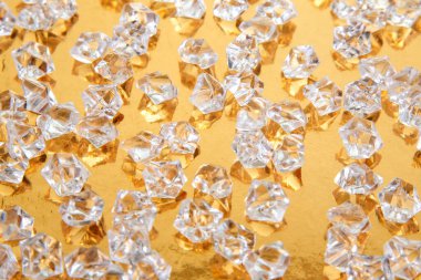 Pırıl pırıl kristaller altın bir zemine yayılmış, berraklık ve ışıltılarını sergiliyor, kaliteli ürün fotoğrafçılığı ya da şenlik ortamları için mükemmel..