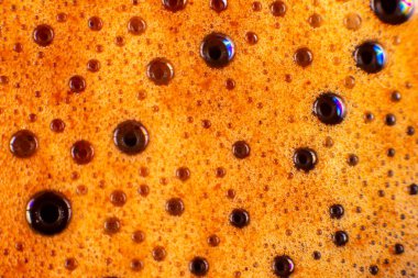 Makro yakın plan köpüklü kahve kreması, altın-kahverengi kabarcıklar, zengin dokular ve yansıtıcı yüzeyler. Kahve severler, içecek reklamları ya da yemek fotoğrafları için mükemmel.