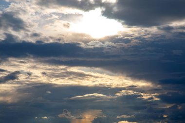 Mavi, gri ve altının çeşitli tonlarında bulutlarla gün batımı gökyüzü. Büyüleyici bir doğa gösterisi güzellik, arka plan ya da atmosferik kavramlar için mükemmel..