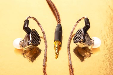 Kulaklığı siyah kulaklıklı, silikon uçlu ve altın kaplamalı gelişmiş kulak içi ses ekipmanları. Çıkarılabilir kablolar da dahil. Müzik üretimi için harika. Şık bir altın zemin üzerine kurulmuş.