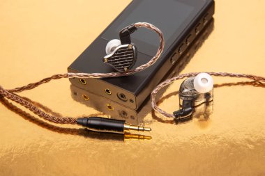 Siyah bir müzik çaların kulaklıklarına yakın plan, ses ekipmanları ve teknolojik aksesuarları sergilemek için harika.