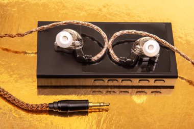 Siyah bir müzik çaların kulaklıklarına yakın plan, ses ekipmanları ve teknolojik aksesuarları sergilemek için harika.