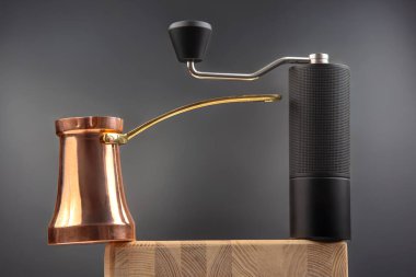 Altın saplı bakır kollu metal kollu bir kahve öğütücüsü. Mutfak malzemesi fotoğrafları için harika..