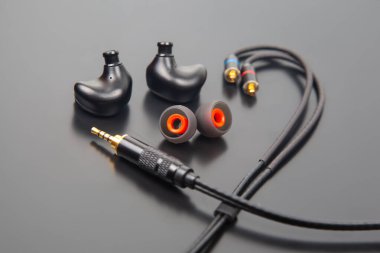Siyah kulaklıklar, renkli kulak uçları ve 3.5 mm 'lik altın bir konnektör gibi modüler tasarımı olan birinci sınıf kulaklıklar. Profesyonel ses kullanımı için mükemmel.