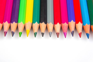 Beyaz arka planda düz bir çizgide renkli kalemlerden oluşan canlı bir koleksiyon. Sanat eğitimi, kırtasiye ve yaratıcı ilham temaları için mükemmel..