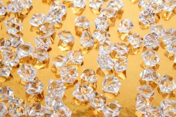 Pırıl pırıl kristaller altın bir zemine yayılmış, berraklık ve ışıltılarını sergiliyor, kaliteli ürün fotoğrafçılığı ya da şenlik ortamları için mükemmel..