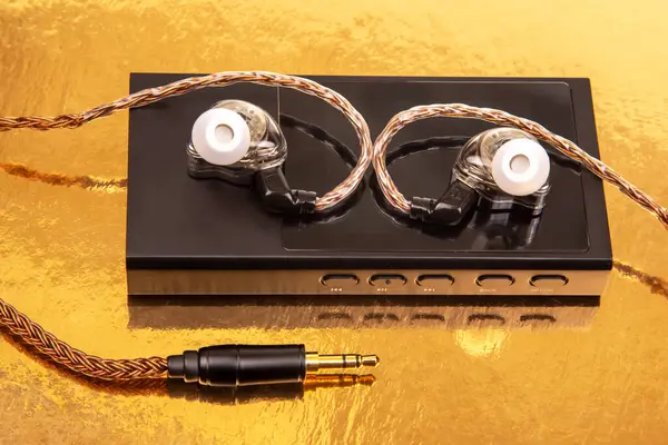 Siyah bir müzik çaların kulaklıklarına yakın plan, ses ekipmanları ve teknolojik aksesuarları sergilemek için harika.