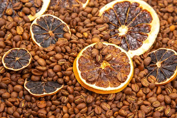 Kurutulmuş portakal dilimlerinin kavrulmuş kahve çekirdekleri üzerinde dinlenmesi kahve severler ve aşçılık ilhamı için mükemmel. kahve aroması ve tat tanımlayıcıları