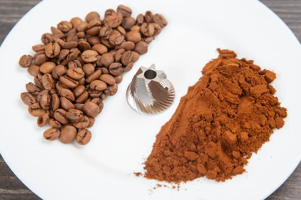 kahve çekirdekleri, öğütücü, ve kahve yapma sürecini gösteren beyaz arka planda öğütülmüş kahve. İçecek ve mutfak temaları için ideal.