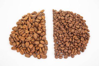 Yüksek çözünürlüklü kahve çekirdekleri beyaz arka planda çeşitli kahverengi gölgelerle eşsiz dokularını ve yarıklarını gösteriyor. Kahve kültürü için uygun..