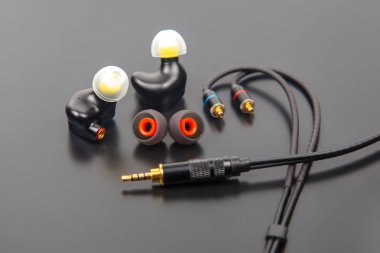 Siyah kulaklıklar, renkli kulak uçları ve 3.5 mm 'lik altın bir konnektör gibi modüler tasarımı olan birinci sınıf kulaklıklar. Profesyonel ses kullanımı için mükemmel.