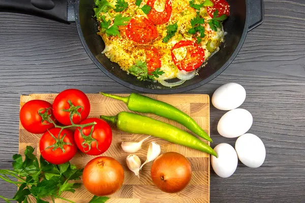 Pişirmeden önce tavada kızartıp pişirmek için çiğ sebze.