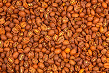 Kavrulmuş kahve çekirdekleri, sıcak kahverengi gölgeler ve görünür dokular, sıkıca bir araya toplanmış. Kahve kültürü, aşçılık projeleri ve içecek görselleri için harika..