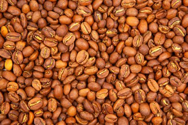 Kavrulmuş kahve çekirdekleri, sıcak kahverengi gölgeler ve görünür dokular, sıkıca bir araya toplanmış. Kahve kültürü, aşçılık projeleri ve içecek görselleri için harika..