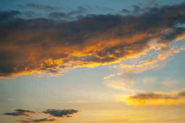 Gökyüzü ağır bulutlarla ve gün batımında kırılan altın ışıklarla dolu. Duyguları, doğa fotoğrafçılığını çağrıştırmak ve dramatik, sakin bir ortam yaratmak için mükemmel..