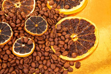 Aromatik kahve çekirdekleri, altın bir yüzeyde kurutulmuş portakal dilimleriyle eşleşerek zengin, davetkar bir yiyecek oluşturur. Kahve aroması ve turunçgiller.