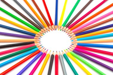 Renkli kalemlerden oluşan bir daire beyaz arka planda dışarıya doğru yayılarak canlı bir çerçeve oluşturuyor. Sanat, yaratıcılık ve eğitim temaları için mükemmel. Parlak, neşeli bir havası var..