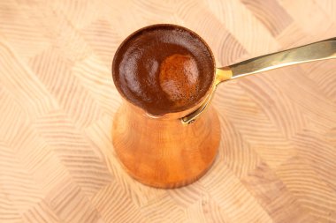 Geleneksel Türk kahvesi ve ahşap bir arka planda sanatsal bir sahne. Kahve severler, yemek blogları ya da otantik kültürel içecekler için birebirdir..