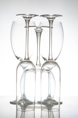 Beş kristal berraklığında çeşitli şekillerde şarap kadehi yan yana duruyor. Yansımaları parlak bir yüzey üzerinde parıldıyor. Lüks bir yaşam tarzı görüntüsü için ideal..