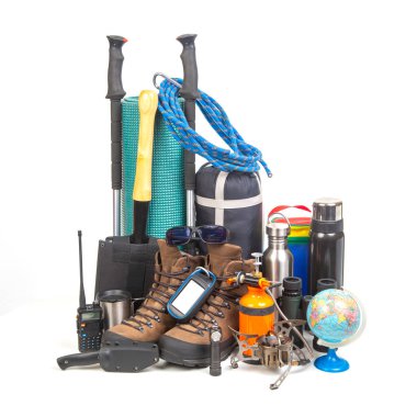 Turizm için eşyalar ve beyaz arka planda bir turist sırt çantasının yanında yürüyüş. Turizm ve seyahat için ekipman seti