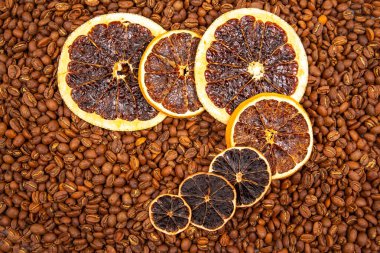 Kurumuş portakal segmentlerinin bol kavrulmuş kahve çekirdekleri üzerine saçıldığı bir köy hayatı. kahve aroması ve tat tanımlayıcıları