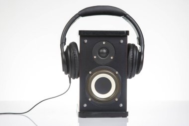 Beyaz arka planda ses hoparlörleri ve kulaklıklar. ses ve ortam