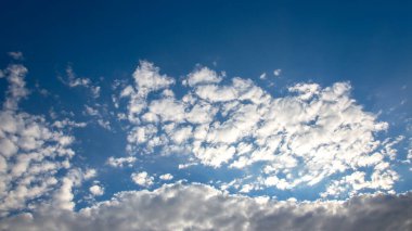 Şiddetli fırtına bulutları ve altın ışık demetleriyle dolu dramatik bir akşam göğü. Gölgelerin ve aydınlık alanların etkileşimi olay yerine derinlik ve gizem katar.