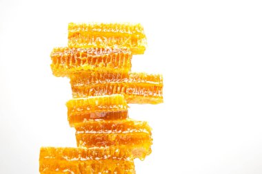 Balmumu piramidinden damlayan taze bal damlaları. Vitamin ve arı ürünleri.