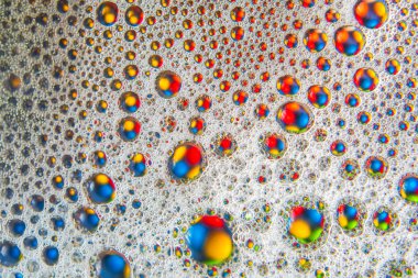 Bulanık bir arkaplanda soyut renkli yağlı sıvı topları