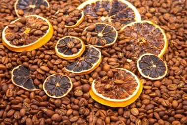 Kavrulmuş kahve çekirdeklerine saçılmış kuru portakal dilimleriyle dolu nefes kesici bir hayat. Topraksı ve turunçgilleri güzelce harmanlıyor. kahve aroması ve tat tanımlayıcıları