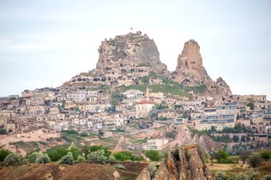 Türkiye 'nin Urgup kentinde yer alan bu manzara kaya oluşumlarını ve antik mağara konutlarını vuruyor.