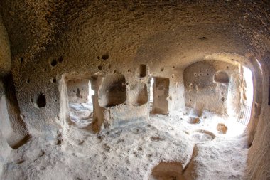 Türkiye 'nin büyüleyici mağara konutlarını keşfedin, eski yerlilerin yumuşak kaya oluşumlarına ev oydukları yerleri. Bu tarihi yer, insan yaşamının ve kültürünün ilk dönemlerine dair içgörüleri gözler önüne seriyor..