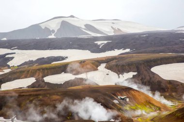 Jeotermal aktivite İzlanda 'nın engebeli arazisinde buhar menfezleri ve renkli mineral yatakları yaratır..