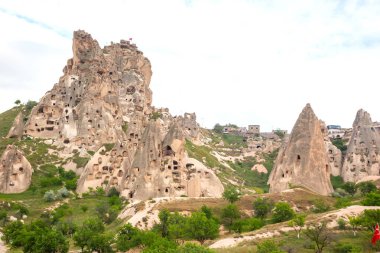 Türkiye 'nin başkenti Kapadokya' da sert kaya oluşumları ve yumuşak volkanik taşlara oyulmuş antik mağara evleri yer alıyor.