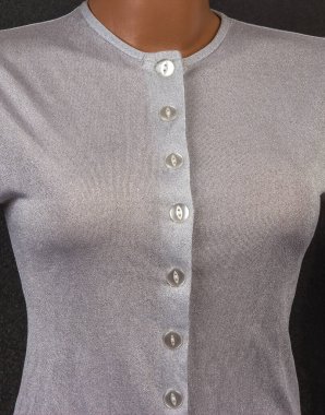 Bu gri düğmeli üstte ön tarafında birden fazla düğme olan klasik bir dizayn var..