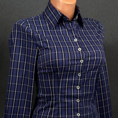 Bir mankenin üzerinde sergilenen mavi ekose gömlek modern bir tasarıma uygun olarak tasarlanmış. Hem ofis kıyafetleri hem de günlük geziler için son derece uygun, konfor ve stili birleştirerek..