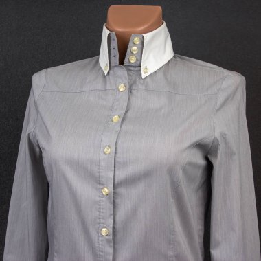 Gri çizgili gömlek, beyaz yakalı ve şık düğmeli. Profesyonel ayarlar ya da resmi durumlar için mükemmel. Bu gömlek zarafet ve konforu tek parça halinde birleştirir..