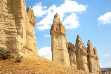Kapadokya, Türkiye 'de dikkate değer kaya oluşumları gökyüzüne doğru yükseliyor.
