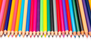 Parlak ve parlak renkli kalemler, keskin uçlarını ve çeşitli renklerini sergilemek için sıraya dizildiler. Düzenleme, sanatsal faaliyetler için görsel açıdan çekici bir görüntü yaratıyor.