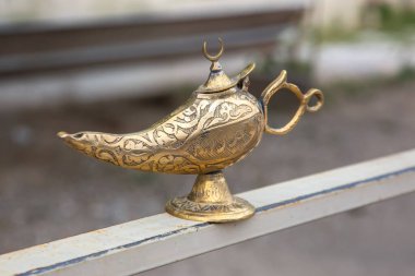 Bölgenin zengin sanat ve kültürünü yansıtan, karmaşık bir şekilde tasarlanmış pirinç bir lamba Türkiye 'de bir korkuluğa dayanıyor. Süslü ayrıntılar ve zanaatkarlık, metal işçiliğindeki yerel zanaatkarların becerilerini vurguluyor.