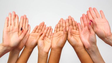 Havada yükselen çeşitli bireylerden bir grup el derinin tonlarını ve bütünlüğünü gösteriyor..