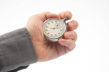 Bir insan elinde eski bir kronometre tutar ve geçen zamanı ölçmeye hazırdır. Bu an, etkinlik, spor ya da kesinlik gerektiren aktivitelerde zamanlamanın önemini gösterir..