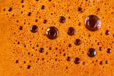 Makro yakın plan köpüklü kahve kreması, altın-kahverengi kabarcıklar, zengin dokular ve yansıtıcı yüzeyler. Kahve severler, içecek reklamları ya da yemek fotoğrafları için mükemmel.
