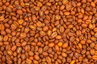 Kavrulmuş kahve çekirdekleri, sıcak kahverengi gölgeler ve görünür dokular, sıkıca bir araya toplanmış. Kahve kültürü, aşçılık projeleri ve içecek görselleri için harika..