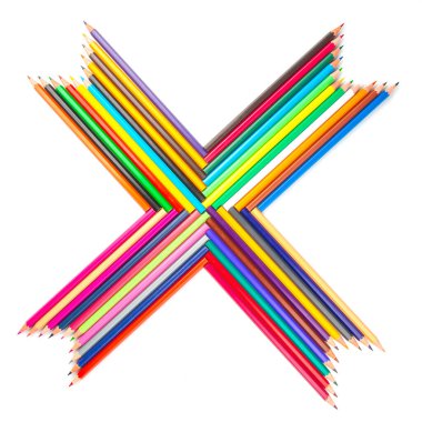 Keskinleştirilmiş renkli kalemlerden oluşan bir spektrum beyaz arkaplanda akan bir desen şeklinde dizilmiş. Yaratıcılığı, okul gereçlerini veya sanatla ilgili kavramları göstermek için birebirdir..