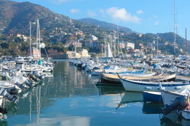 Rapallo, İtalya - 29 Aralık 2024. Deniz ve dağ kıyısında bir tatil köyü. Turizm, marina, yat ve tekneler. - Evet. Yüksek kalite fotoğraf