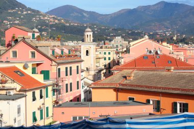 Sestri Levante, İtalya - 10 Ocak 2025. Liguria 'da ev ve sokak. Güneşli bir günde şehir binaları. Seyahat, İtalya gezileri ve tatiller. Yüksek kalite fotoğraf