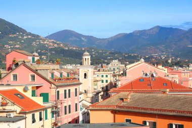 Sestri Levante, İtalya - 10 Ocak 2025. Liguria 'da ev ve sokak. Güneşli bir günde şehir binaları. Seyahat, İtalya gezileri ve tatiller. Yüksek kalite fotoğraf